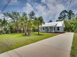 Gulf Breeze Home with Screened Porch Near Beach!，位于Oriole Beach的酒店