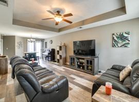 Family-Friendly Home 9 Mi to Clarksville Speedway，位于克拉克斯维尔的酒店