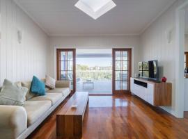 West End Luxury 4B3B Home w Parking and Home Pod Music System - WE16，位于布里斯班的酒店