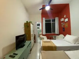 Loft estiloso no coração da Lapa - 2 camas de solteiro - Cozinha equipada - Portaria 24h - Arcos da Lapa - Escadaria Selarón