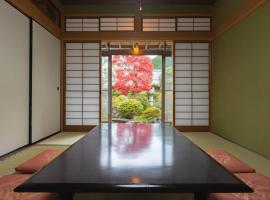 6 min walk from JR. Entire Traditional House w/ Zen Garden，位于Tonoda的度假屋