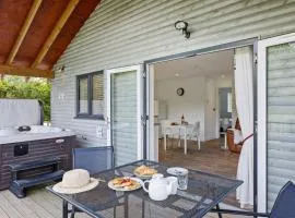 The Clover Lodge, Redlake Farm - Hot tub, BBQ, free parking