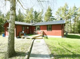 Private and cozy holiday home near Slite, Gotland，位于Lärbro的酒店