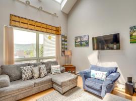 Windham Mountain Vacation Rental ~ 3 Mi to Lifts!，位于温德姆的酒店