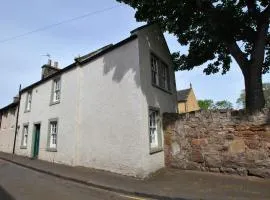 Dolphin Cottage- traditional cottage on Fife Coast