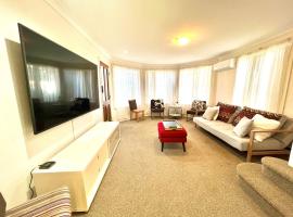 3 Bedroom Town house near Gosford CBD Sleeps 6 plus，位于戈斯福德Central Coast Stadium附近的酒店