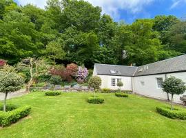 Spacious cottage - walk to Crieff，位于克里夫的酒店