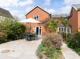 Luxury Cheltenham Home with EV charger - Lechampton Hills