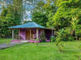 Casa Lavanda in tropical jungle garden，位于曼萨尼约的乡村别墅