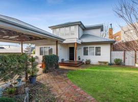 Explore Frankston South from this lovely home，位于弗兰克斯顿的酒店