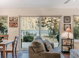 47MF - WiFi - Fireplace - Sleeps 6，位于Maple Falls的酒店