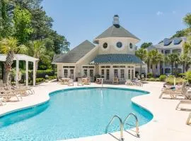 The Salty Fairway, Golf Course Condo with Resort Style Pool, 5 Miles from Beach, Fully updated