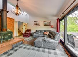 Wisconsin Vacation Rental Retreat with Deck，位于Twin Lakes的酒店