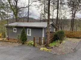 Convenient Cottage-Hot Tub, 4 Minutes to Dahlonega