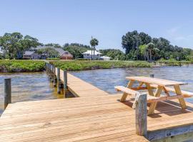 Florida Vacation Rental with Private Pool and Dock!，位于Merritt Island的酒店