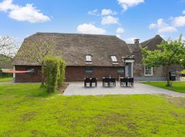 Spacious holiday home in Montfoort with private terrace，位于蒙特福特的别墅