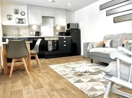 Central, Stylish - 2 Bed Property, The Stable @ Warrenfield, Free WiFi & Parking