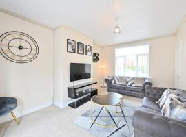 Sleek 3 Bed in Bolton- Sky channels & BT sports，位于博尔顿的度假屋