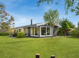 Beautiful Home In Dronningmølle，位于德隆宁莫勒的酒店