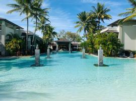 Tropical Retreat - Poolside Swimout - Ground Floor - Sea Temple Resort & Spa Port Douglas，位于道格拉斯港的高尔夫酒店