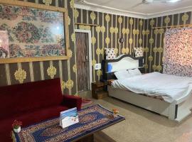 Hotel Mari gold，位于斯利那加谢赫·UL·阿拉姆国际机场 - SXR附近的酒店