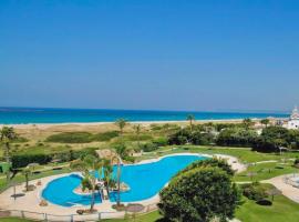 Apartasuites Royal Zahara, Máximo confort con vistas al mar，位于萨阿拉德洛斯阿图内斯的带泳池的酒店