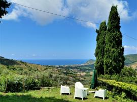 Elegante villa panoramica con giardino a 10 minuti dal mare，位于卡斯特拉巴特的酒店