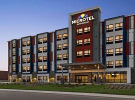 Microtel Inn & Suites by Wyndham Boisbriand，位于Sainte-Thérèse博伊斯贝勒利威尔公园附近的酒店