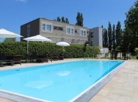 Ewitsch 13 - Hotel Garni，位于Berghausen的带泳池的酒店