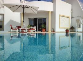 Chambres d'hôtes Conviviales avec piscine privée Chambre Namasté et Chambre Rose des Sables，位于Djerba鳄鱼农场附近的酒店