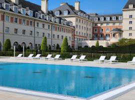 Dream Castle Hotel Marne La Vallee，位于马尼库尔勒翁格尔的带按摩浴缸的酒店