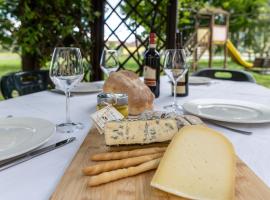 VILLA BOTTERA with Jacuzzi in the garden Cuneo Langhe Piemonte，位于Riforano的酒店