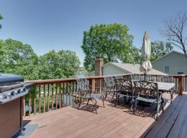 Lakefront Missouri Vacation Rental with Dock and Slip!，位于卡姆登顿的酒店