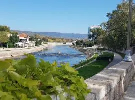 Riverside apartment with private parking