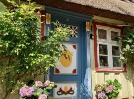 Haus am Hafen - Kaminfeeling unter Reet, Garten mit Terrasse，位于普雷罗的酒店