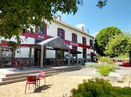 Logis hôtels Auberge du Château，位于Saint-Rémy-de-Blot的酒店