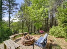 West Jefferson Vacation Rental Near River，位于西杰斐逊的酒店