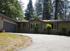 Explore Amador and Calaveras County.，位于West Point的酒店