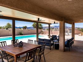 Centrally Located Lake Havasu Home with Huge Patio!，位于哈瓦苏湖城的酒店