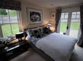 Loch Lomond Unique Selfcontained bed+bathroom，位于亚历山德里亚的公寓
