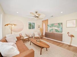 Luxury Beach House Oasis 3 Blocks from the Beach，位于卡纳维拉尔角的酒店