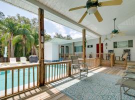 Homosassa Home with Pool Access - By Boat Launch，位于霍莫萨萨的酒店