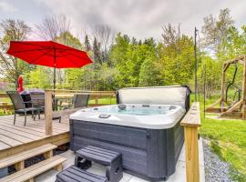 Vermont Vacation Rental Hot Tub, Near Ski Resorts，位于Mount Holly的酒店