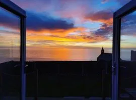 Allibella Shepherds Hut, Amazing Seaview, Private garden, Pet Friendly