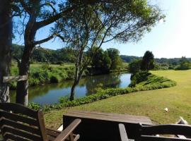 Riverbend Cottage Cabin - Little Heaven，位于楠伯的带停车场的酒店