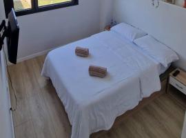 Confortable habitación doble - 1，位于圣阿德里安-德贝索斯的酒店