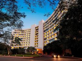 Marriott Executive Apartment - Lakeside Chalet, Mumbai，位于孟买Vihar Lake附近的酒店