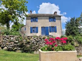 Gîte à la tour de Peyrebrune，位于Alrance的度假屋