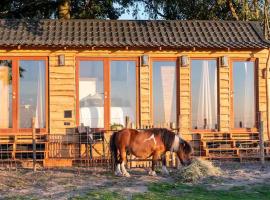 La vie en Rose - Pet friendly Tiny house in the nature with fenced garden，位于托尔豪特的乡间豪华旅馆