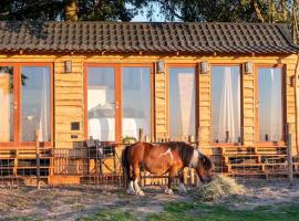 La vie en Rose - Pet friendly Tiny house in the nature with fenced garden，位于托尔豪特的酒店